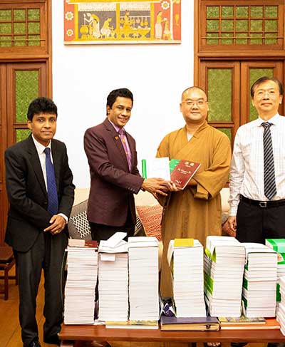 The Chinese Language & Cultural Centre Donates Academic Publications to Promote Cultural Exchange The Chinese Language & Cultural Centre Donates Academic Publications to Promote Cultural Exchange