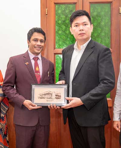 Mr Collins Chong Yew Keat from the University of Malaya Visits University of Colombo for AUA Exchange Mr Collins Chong Yew Keat from the University of Malaya Visits University of Colombo for AUA Exchange