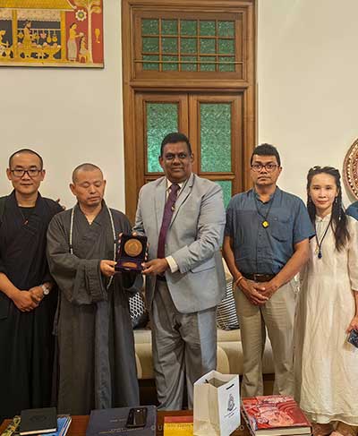 Venerable Master Yan De Visits University of Colombo for Collaborative Discussions